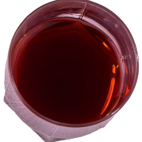 tazza-di-vetro-con-alcool-e-aprire-una-bottiglia-di-whisky-su-un-tavolo-di-legno-bianco-vista-dall-alto
